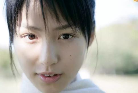 有痣的日本艺人图片：日本美女艺人有痣