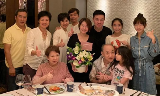 小S全家福曝光：小S素颜出镜幸福满满