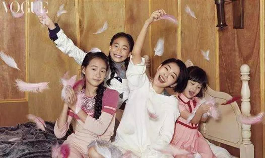 小S全家福曝光：小S素颜出镜幸福满满