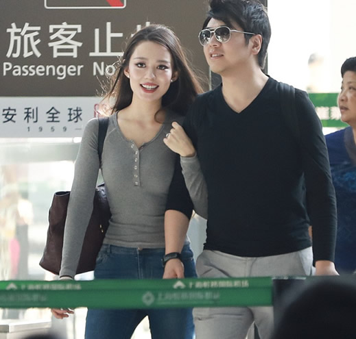 郎朗机场亲密挽手照片曝光：甜蜜的画面及妻子资料