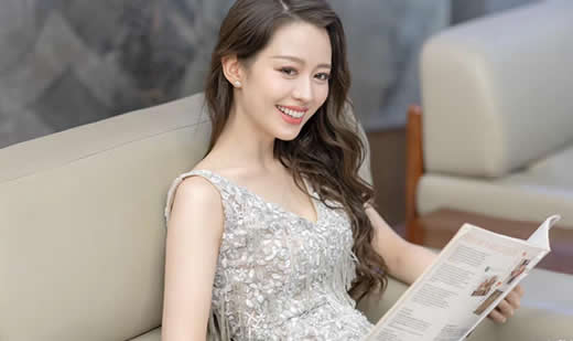 郎朗机场亲密挽手照片曝光：甜蜜的画面及妻子资料