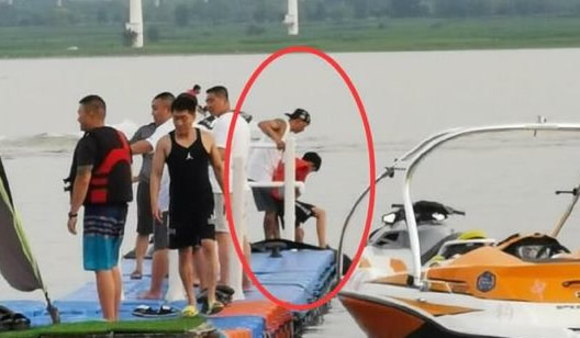 陈羽凡带儿子出游:一旁神秘白衣女子身份引关注 陈羽凡带儿子出游:一旁神秘白衣女子身份引关注