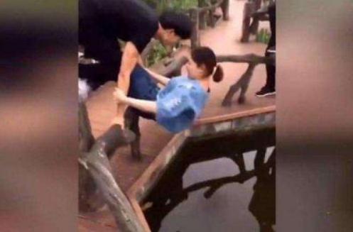 情侣桥上热吻坠桥:还原经过及结果令人唏嘘 情侣桥上热吻坠桥:还原经过及结果令人唏嘘