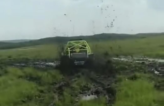 车队疯狂碾压草原:这到底是怎么回事 车队疯狂碾压草原:这到底是怎么回事