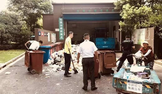 翻3吨垃圾找回票什么情况:上演大海捞针一幕被赞神仙老公 翻3吨垃圾找回票什么情况:上演大海捞针一幕被赞神仙老公