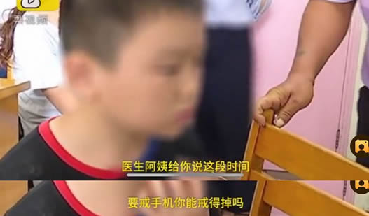 玩手机变成斗鸡眼:9岁男孩玩手机变斗鸡眼详情 玩手机变成斗鸡眼:9岁男孩玩手机变斗鸡眼详情