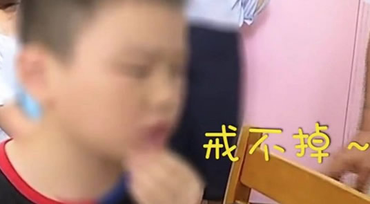 玩手机变成斗鸡眼:9岁男孩玩手机变斗鸡眼详情 玩手机变成斗鸡眼:9岁男孩玩手机变斗鸡眼详情