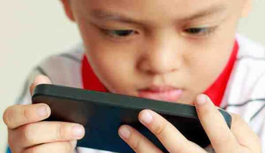 玩手机变成斗鸡眼:9岁男孩玩手机变斗鸡眼详情 玩手机变成斗鸡眼:9岁男孩玩手机变斗鸡眼详情