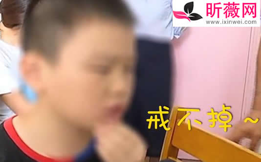 9岁男孩玩手机变成斗鸡眼：一天能玩上10小时酿悲剧