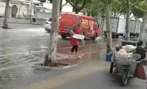 用道路积水洗餐具怎么回事：详情真相店家怎么回复的