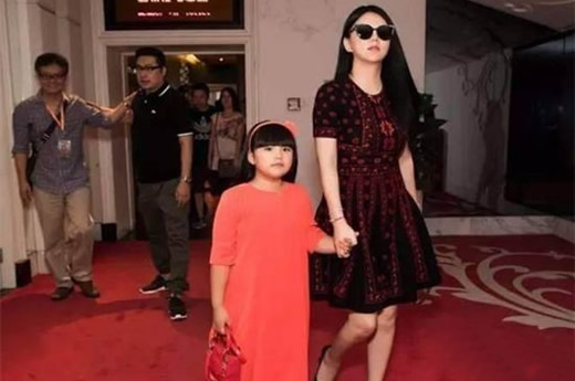 李湘女儿学舞视频画面曝光:模样认真小才女养成记 李湘女儿学舞视频画面曝光:模样认真小才女养成记