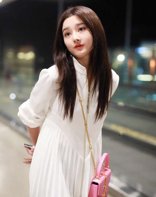 宋祖儿时尚清新装扮：白色运动长裙秀美腿