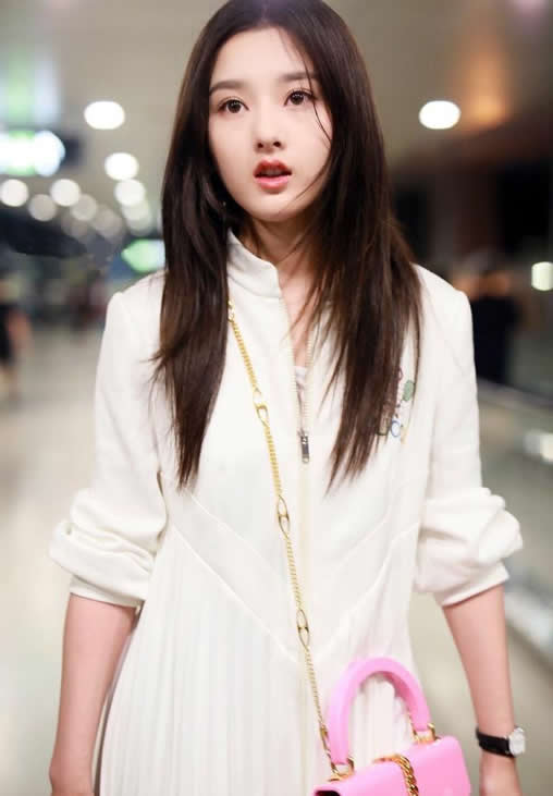 宋祖儿时尚清新装扮：白色运动长裙秀美腿