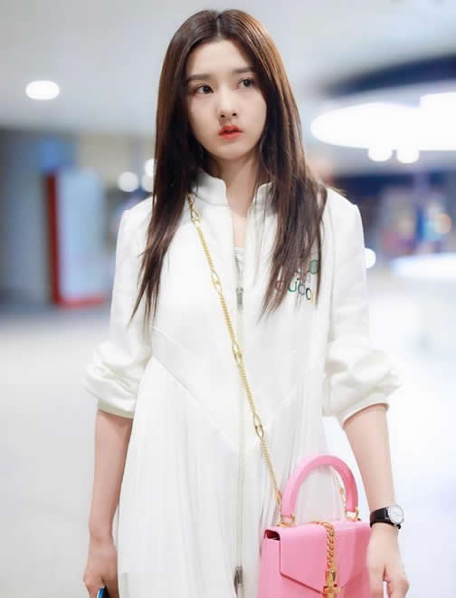 宋祖儿时尚清新装扮：白色运动长裙秀美腿