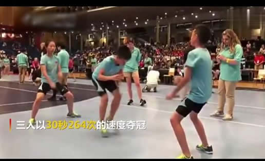 学生1秒跳绳9.5次什么情况：速度与花样融合三破世界纪录