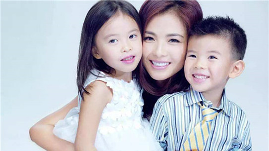 刘涛携儿女登封面怎么回事:呈现了早秋穿搭新风尚 刘涛携儿女登封面怎么回事:呈现了早秋穿搭新风尚