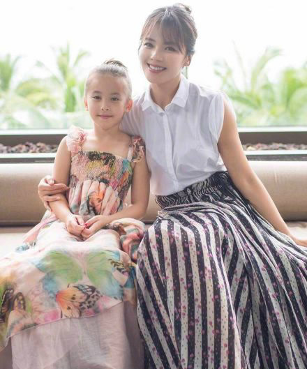 刘涛携儿女登封面怎么回事:呈现了早秋穿搭新风尚 刘涛携儿女登封面怎么回事:呈现了早秋穿搭新风尚