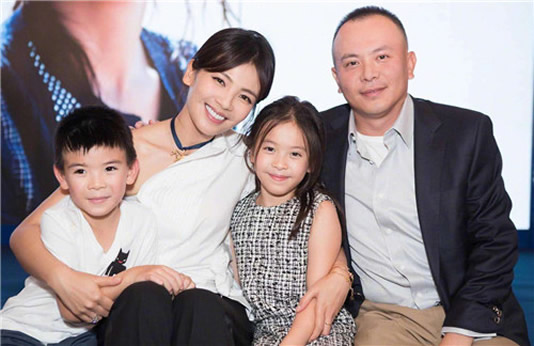 刘涛携儿女登封面怎么回事:呈现了早秋穿搭新风尚 刘涛携儿女登封面怎么回事:呈现了早秋穿搭新风尚