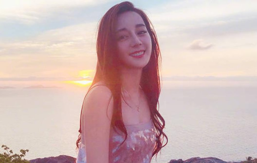 迪丽热巴八卦：腿长性感有料吸睛