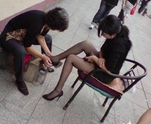 照顾阿姨的生意，姐姐主动擦皮鞋
