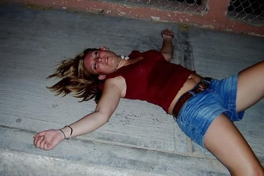 女人喝醉酒图片