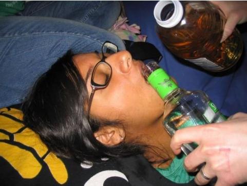 女人喝醉酒图片