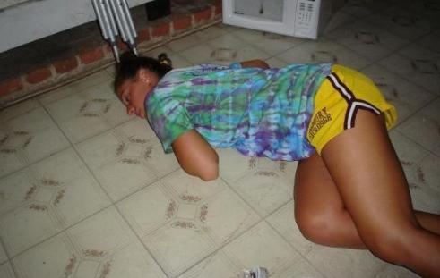 女人喝醉酒图片