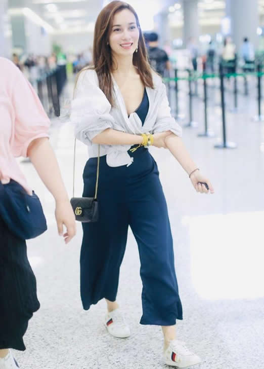 卢靖姗时尚穿搭：深蓝色吊带连衣裙搭配条纹外套