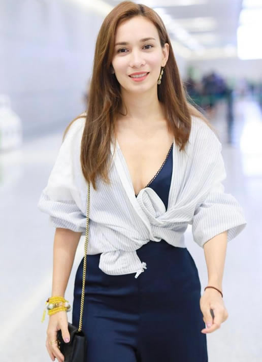 卢靖姗时尚穿搭：深蓝色吊带连衣裙搭配条纹外套