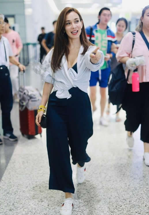 卢靖姗时尚穿搭：深蓝色吊带连衣裙搭配条纹外套