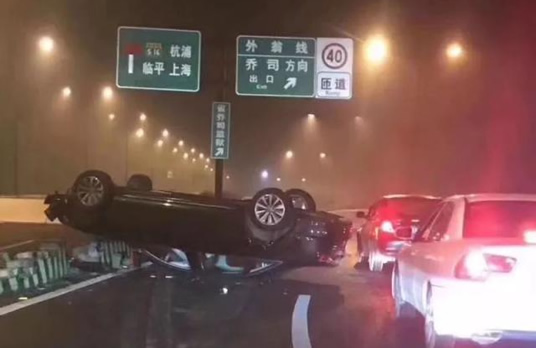 杭州轿车开上天了什么情况：还原现场画面一幕