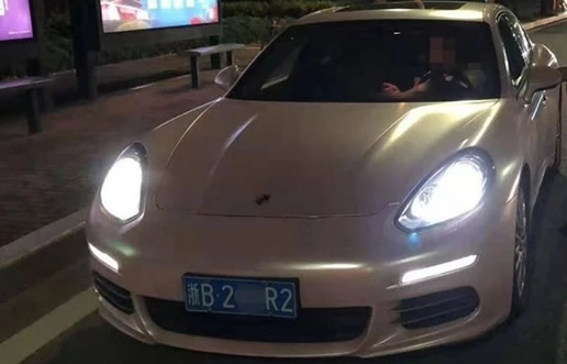 女子保时捷内大哭:这到底是什么情况 女子保时捷内大哭:这到底是什么情况