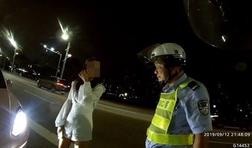 女子保时捷内大哭:这到底是什么情况 女子保时捷内大哭:这到底是什么情况