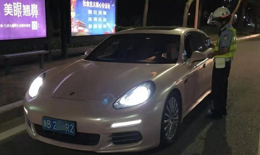 女子保时捷内大哭:这到底是什么情况 女子保时捷内大哭:这到底是什么情况