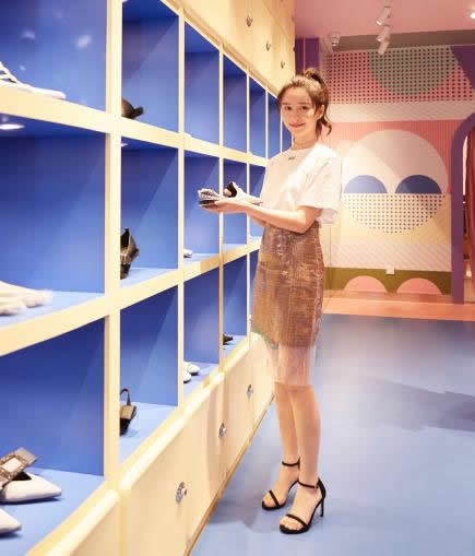 吴雨橦的脚丫美腿：吴雨橦生活照好美啊