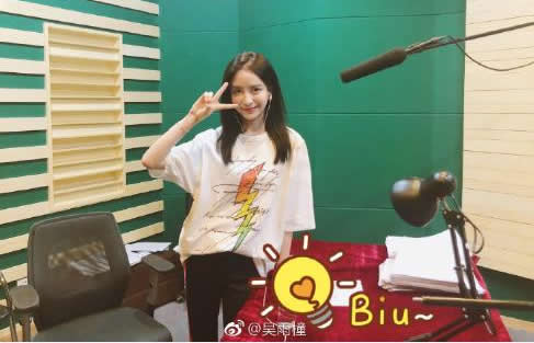 吴雨橦的脚丫美腿：吴雨橦生活照好美啊