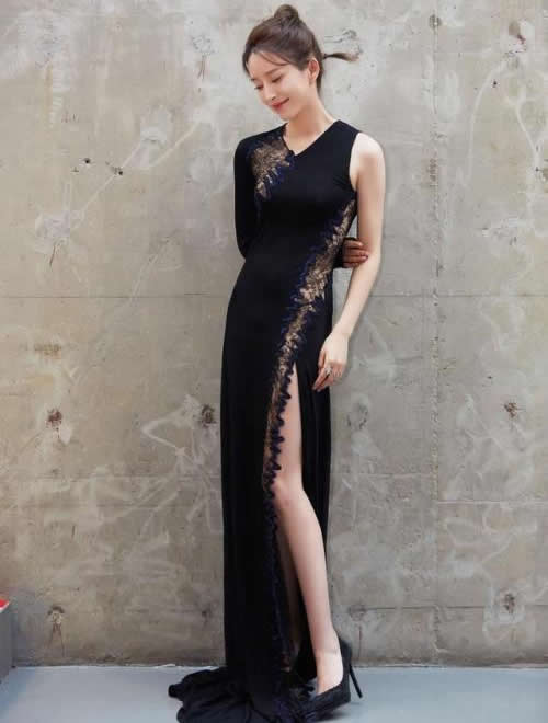 吴雨橦的脚丫美腿：吴雨橦生活照好美啊