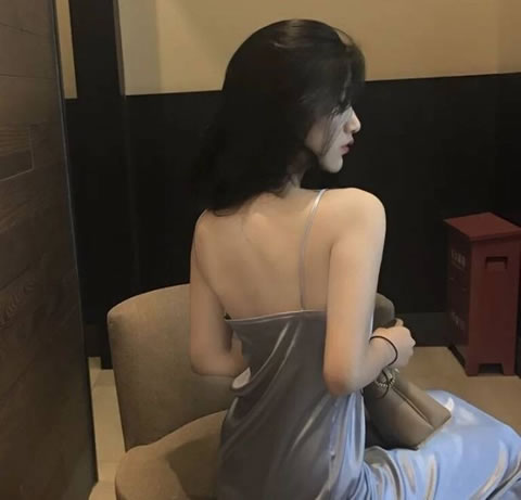 她的背影很迷人：女孩们迷人的背影触动人心