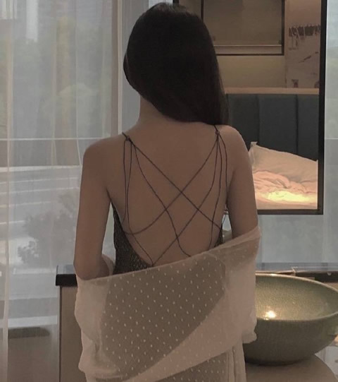 她的背影很迷人：女孩们迷人的背影触动人心