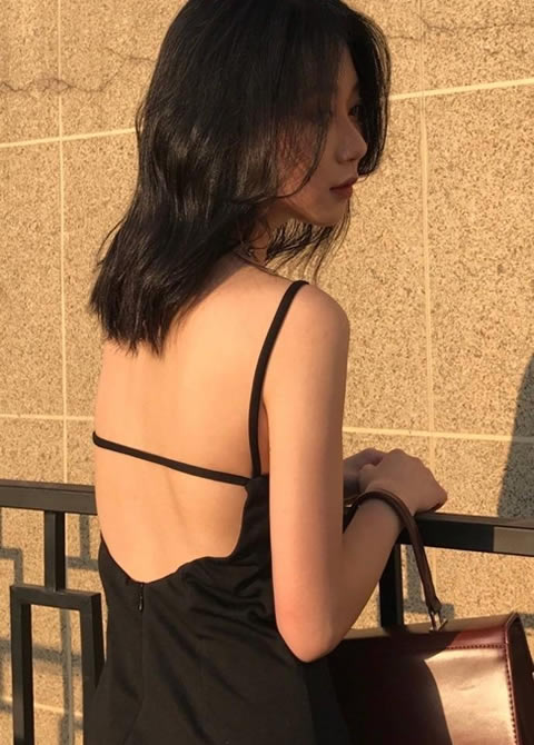 她的背影很迷人：女孩们迷人的背影触动人心