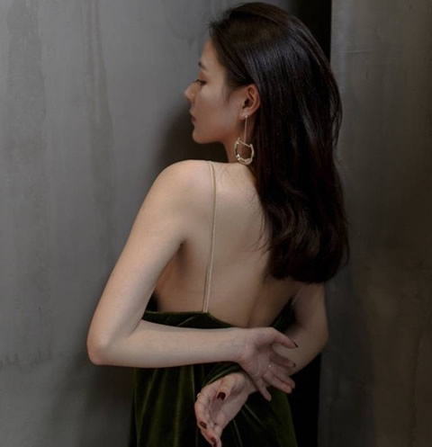 她的背影很迷人：女孩们迷人的背影触动人心