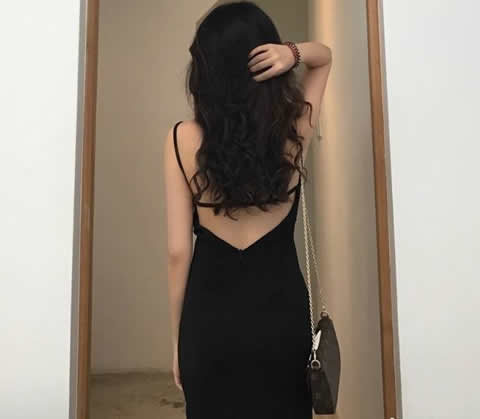 她的背影很迷人：女孩们迷人的背影触动人心