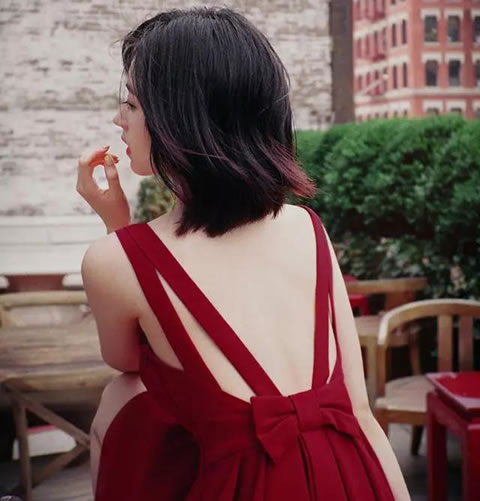 她的背影很迷人：女孩们迷人的背影触动人心