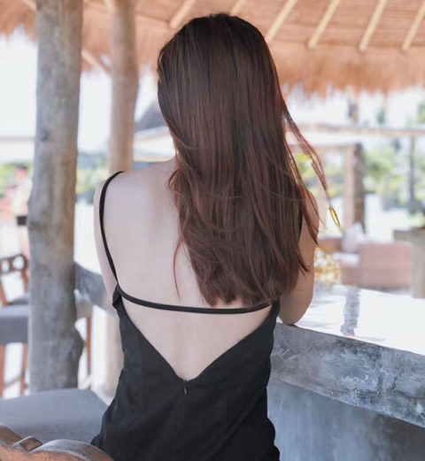 她的背影很迷人：女孩们迷人的背影触动人心