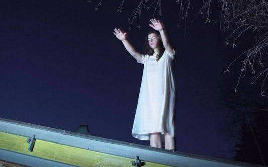 睡家中醒来在山上:这到底是什么情况 睡家中醒来在山上:这到底是什么情况