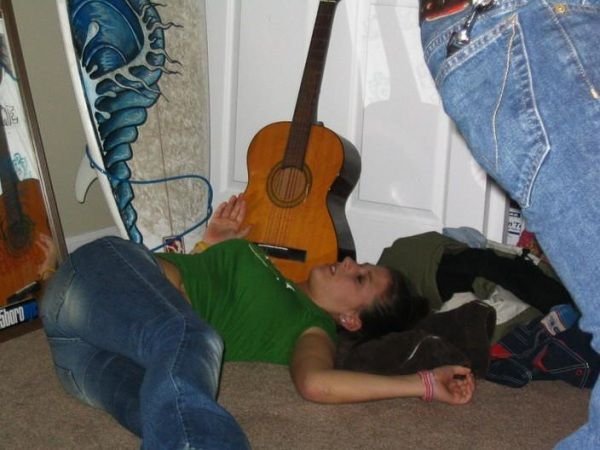 喝醉酒的图片带字：美女喝醉酒样子曝光这才是本性