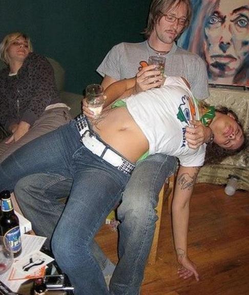 喝醉酒的图片带字：美女喝醉酒样子曝光这才是本性