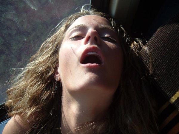 喝醉酒的图片带字：美女喝醉酒样子曝光这才是本性