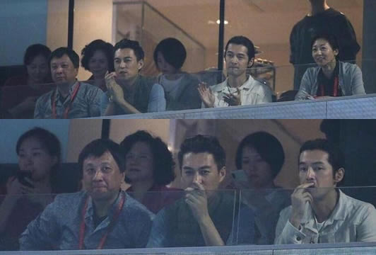 胡歌靳东看球姿势:这到底是怎么回事 胡歌靳东看球姿势:这到底是怎么回事