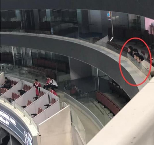 胡歌靳东看球姿势:这到底是怎么回事 胡歌靳东看球姿势:这到底是怎么回事